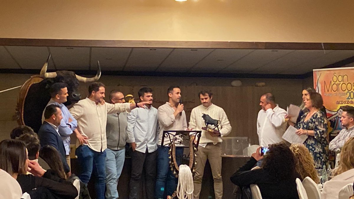 aquitepillo's tweet photo. Cena sanmarquera 2023. Premio al mejor toro para la Peña El Atracón https://t.co/9eatjOEU8E
