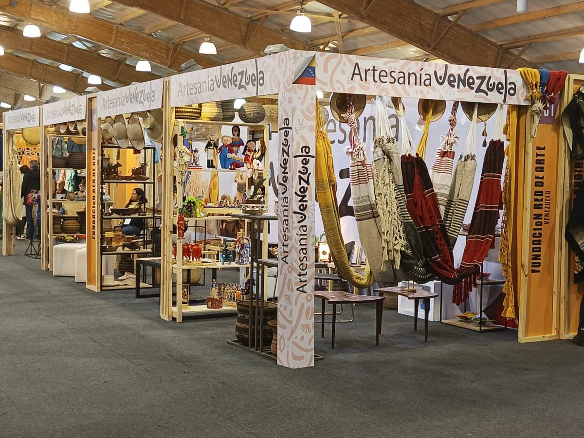 mippci_ven's tweet photo. #8Dic|| ¿Sabías que desde el #7Dic hasta el #20Dic se estará realizando una Expoartesanías en #Bogotá? 

¡#Venezuela está participando!🇻🇪

Esta Feria resalta creaciones originales de las regiones y las acoge en un solo lugar. La cita es en Corferias/Bogotá.

¡Vive el arte! https://t.co/1JgcCj1oFI