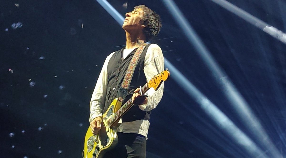 simonsanders's tweet image. 'Hi Cello!' 

What a sublime night of music from @Johnny_Marr and the  #JohnnyMarr Orchestra tonight here in Manchester @factoryintl