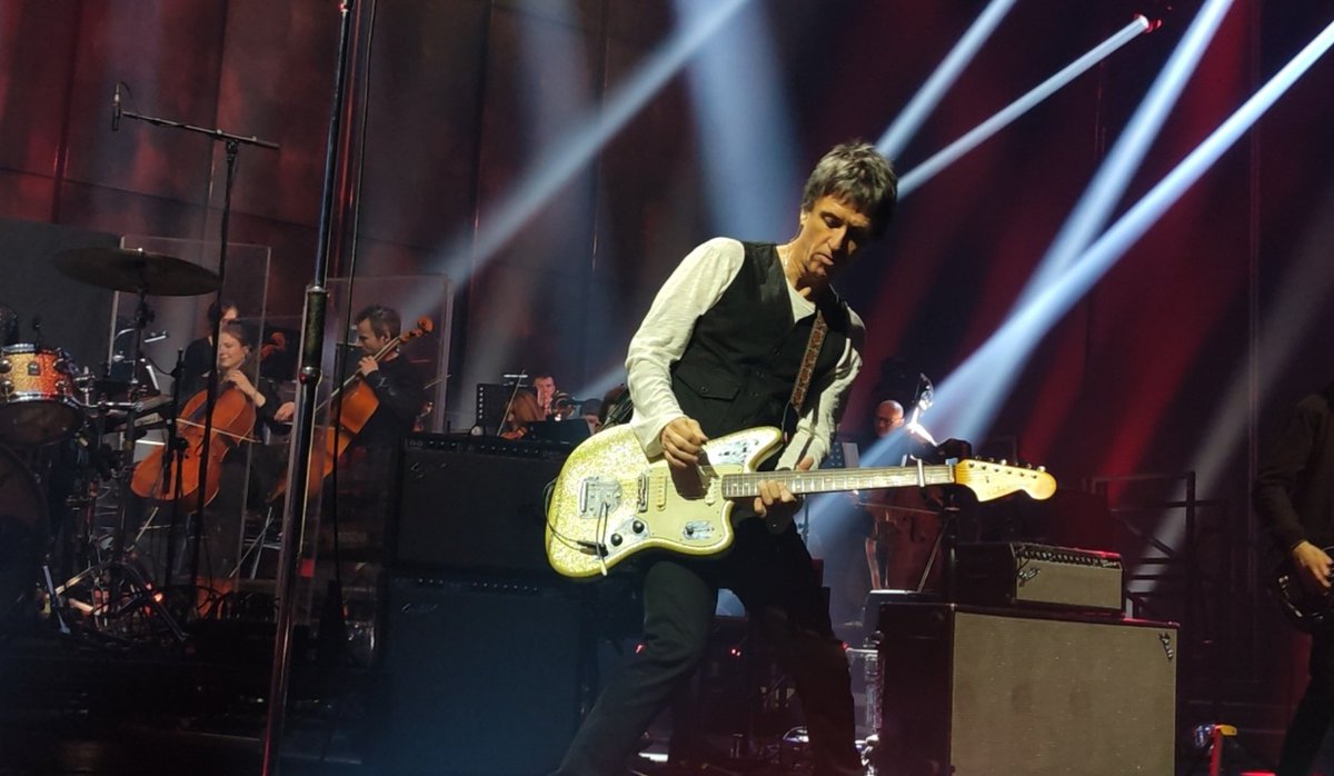 simonsanders's tweet image. 'Hi Cello!' 

What a sublime night of music from @Johnny_Marr and the  #JohnnyMarr Orchestra tonight here in Manchester @factoryintl