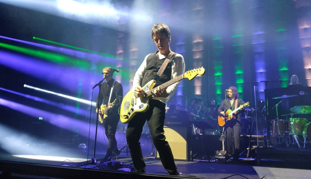 simonsanders's tweet image. 'Hi Cello!' 

What a sublime night of music from @Johnny_Marr and the  #JohnnyMarr Orchestra tonight here in Manchester @factoryintl