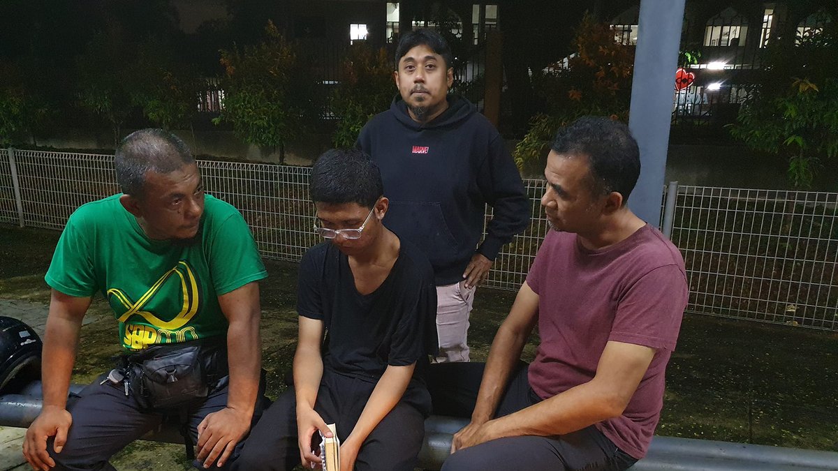 MalaysiaGazette's tweet photo. Terkini: Remaja lelaki iaitu Muhammad Daniel Akmal Zulkhairi yang disyaki hilang sejak kelmarin telah selamat di jumpai.

Daniel Akmal dijumpai dalam keadaan sihat dan selamat.

Maklumat lanjut akan dikemaskini.

Sumber: Yusri Yunos

#malaysiagazette #danielakmal #pelajarhilang https://t.co/U9Aw7xmAxx
