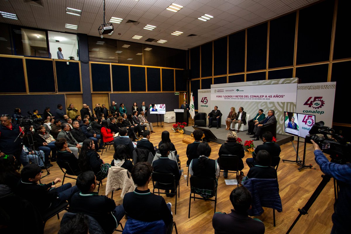 CONALEP_Mex's tweet photo. En el foro "Logros y retos del #CONALEP a 45 años", destacó la intervención de Antonio Argüelles, ex director quien nos compartió parte de la historia de nuestra institución. 🎓🌟
#45CONALEP https://t.co/kUUI5myWs1
