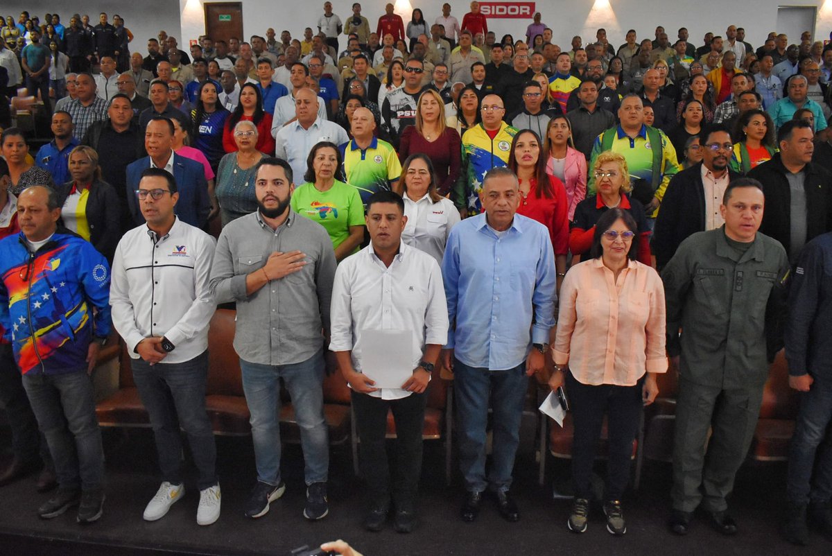 Presidente <a href="/NicolasMaduro/">Nicolás Maduro</a> BOLÍVAR se pone al frente en la defensa de nuestra Guayana Esequiba. Desde <a href="/Sidor_oficial/">Siderúrgica del Orinoco Alfredo Maneiro</a> corazón metalúrgico del país estamos en Consulta Pública sobre la Ley que regirá los destinos de nuestro nuevo estado .  Vamos por mucho más y venceremos <a href="/pinfantea/">Pedro Infante A.</a>