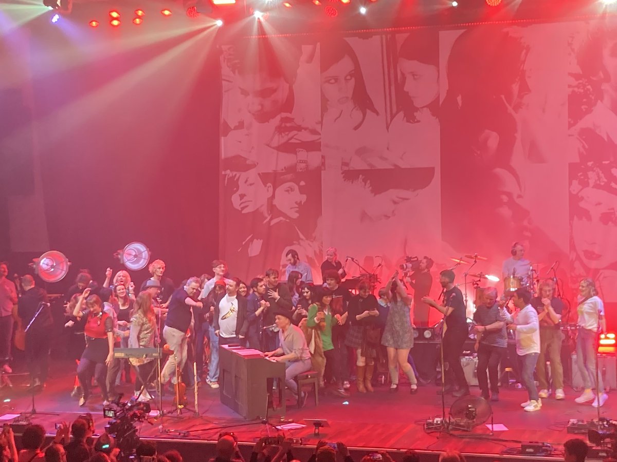 GrahamThom1's tweet image. Great to see @bellesglasgow putting in a show. Band and crowd great, and the films added nicely to the vibe