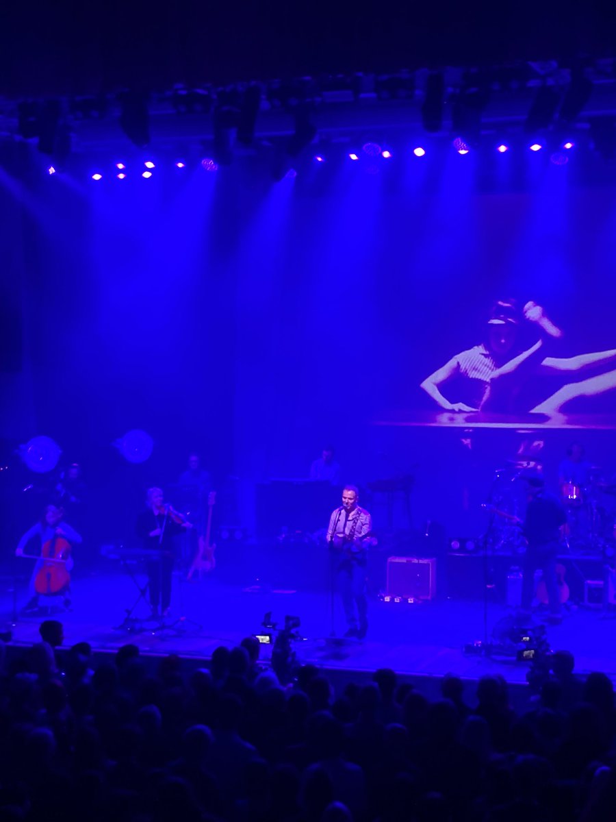 GrahamThom1's tweet image. Great to see @bellesglasgow putting in a show. Band and crowd great, and the films added nicely to the vibe