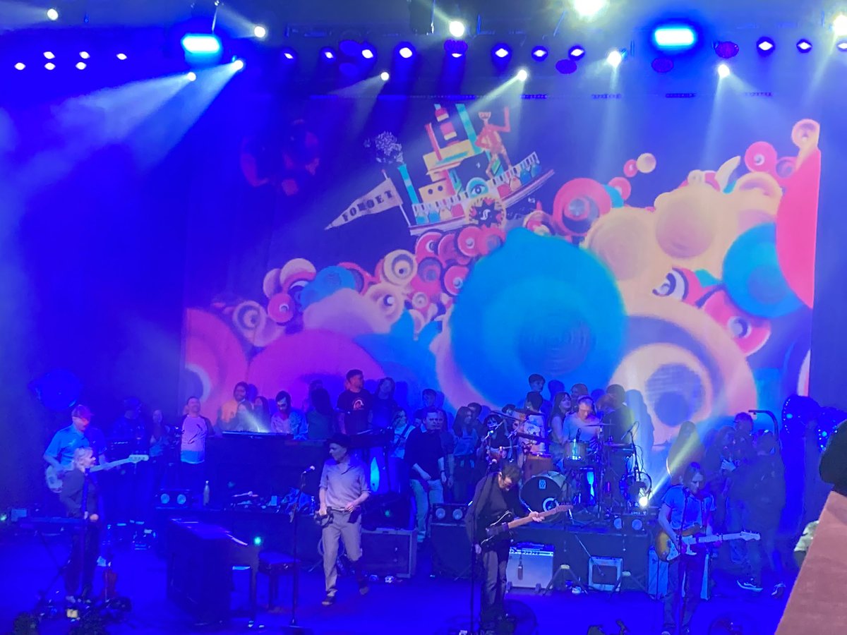 GrahamThom1's tweet image. Great to see @bellesglasgow putting in a show. Band and crowd great, and the films added nicely to the vibe