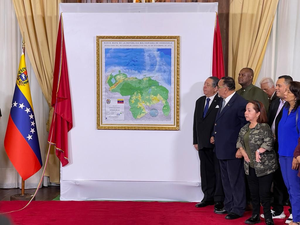 ¡El sol de Venezuela nace en el Esequibo!

Desde el salón Elíptico del Palacio Federal Legislativo de la AN, fue develado el nuevo mapa de la República Bolivariana de Venezuela por parte del Poder Legislativo.
<a href="/NicolasMaduro/">Nicolás Maduro</a>
<a href="/HectoRodriguez/">Héctor Rodríguez C.</a>
#PatriaQueridaYEterna
