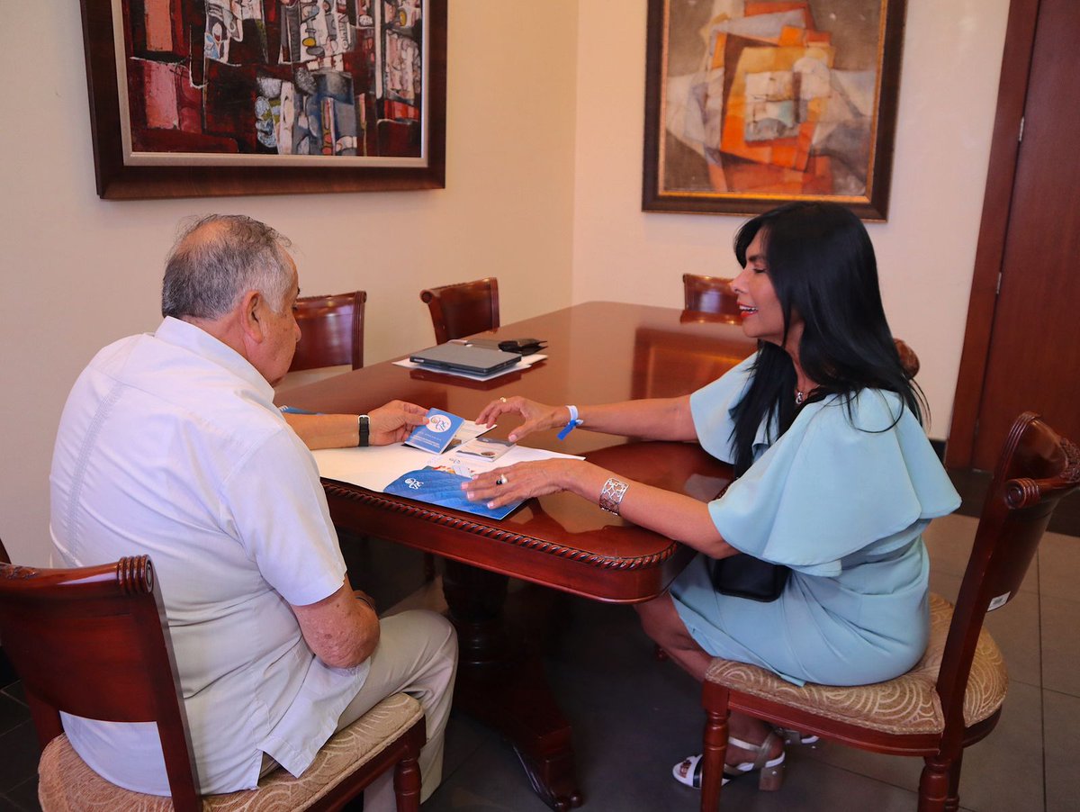 Guayas_Cpccs's tweet photo. 📌 CPCCS|GUAYAS 
Reunión de trabajo entre la Delegada Provincial del #CPCCS Sandra Delgado y el gobernador del Guayas, Alberto Molina. Ambas instituciones comprometieron su trabajo para promover la participación ciudadana en territorio.
@goberguayasec https://t.co/tZcdcgwvtu