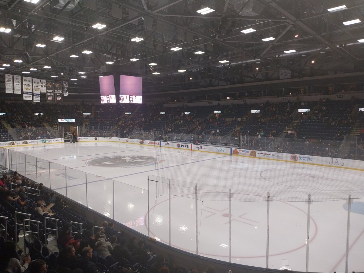 Ag an gcluiche haca anocht i mBaile Sheáin, na Growlers in aghaidh na Maine Mariners #Ceanada #GoGrowlers #Trasnanadtonnta

At the hockey game tonight in St. John's between the Growlers and the Maine Mariners
