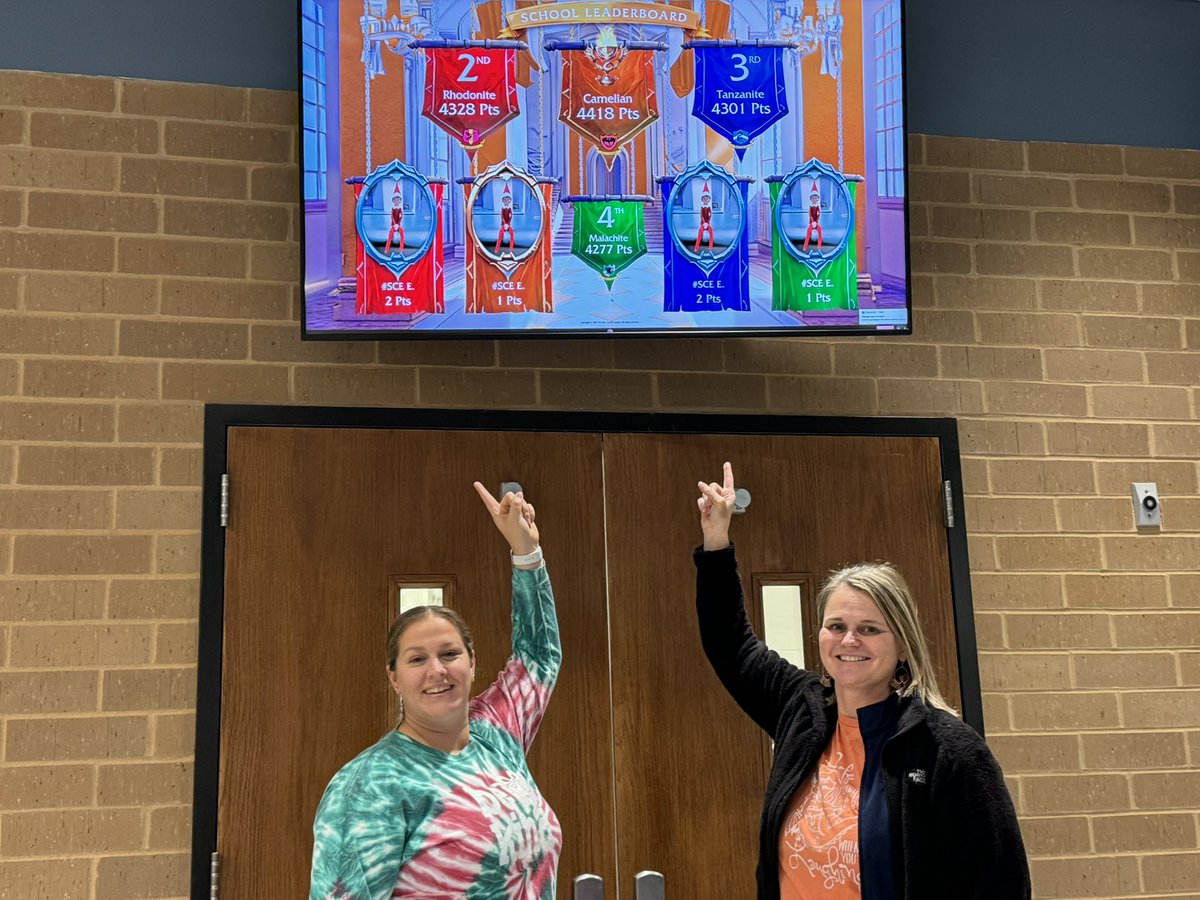 SCE_Principals's tweet photo. #sceelf was busy earning house points to day. He created quite a commotion in the halls as students and staff caught him. https://t.co/Mb5tNhyFJo