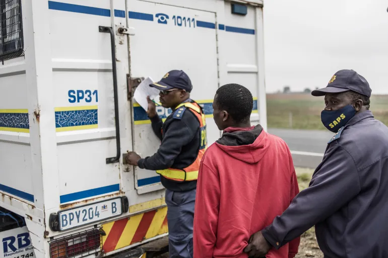 ISephara's tweet photo. In only 5 days there have been over 500 Zimbabweans who have been caught &amp; arrested for illegally trying to enter the country.
Zimbabweans think that law enforcement such as Border Management, SAPS &amp; Home Affairs don't work in December.
Yeah we are really undermined as a nation💔 https://t.co/2YwgEiLbM1