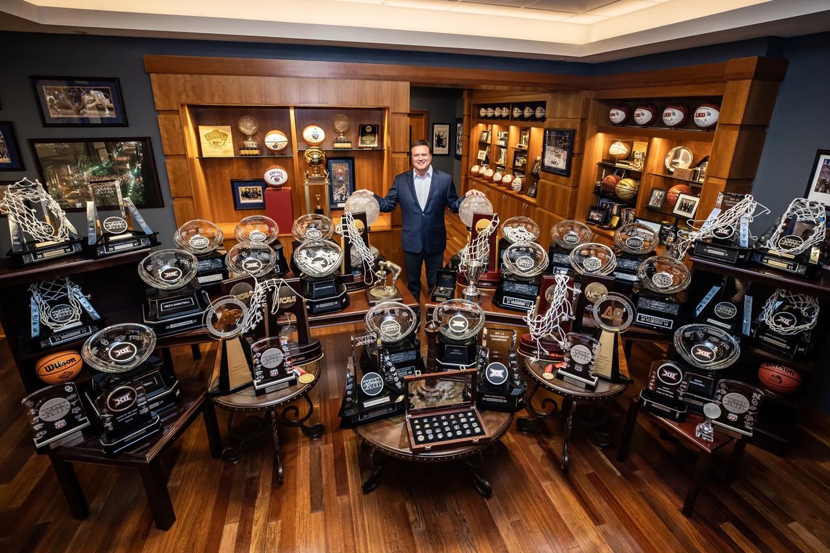 CBKReport's tweet photo. Random unreal Kansas Jayhawks stat:

Kansas has 17 (!) more wins against ranked opponents than the second-best team since 2015. (62 wins)

Kansas also has the best win percentage against ranked teams in that span. (63%)

Bill Self is different. https://t.co/UJcs8m8qdb