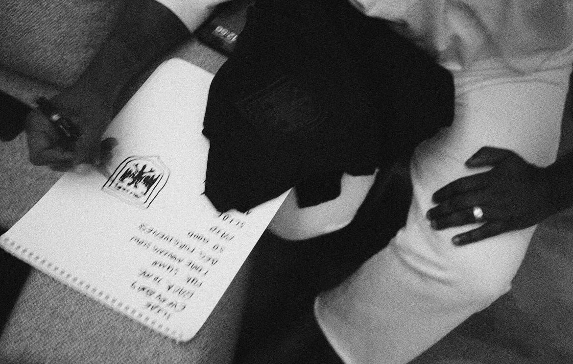 RihYe_'s tweet photo. Ye writing the tracklist https://t.co/QO4J8SE6Aa