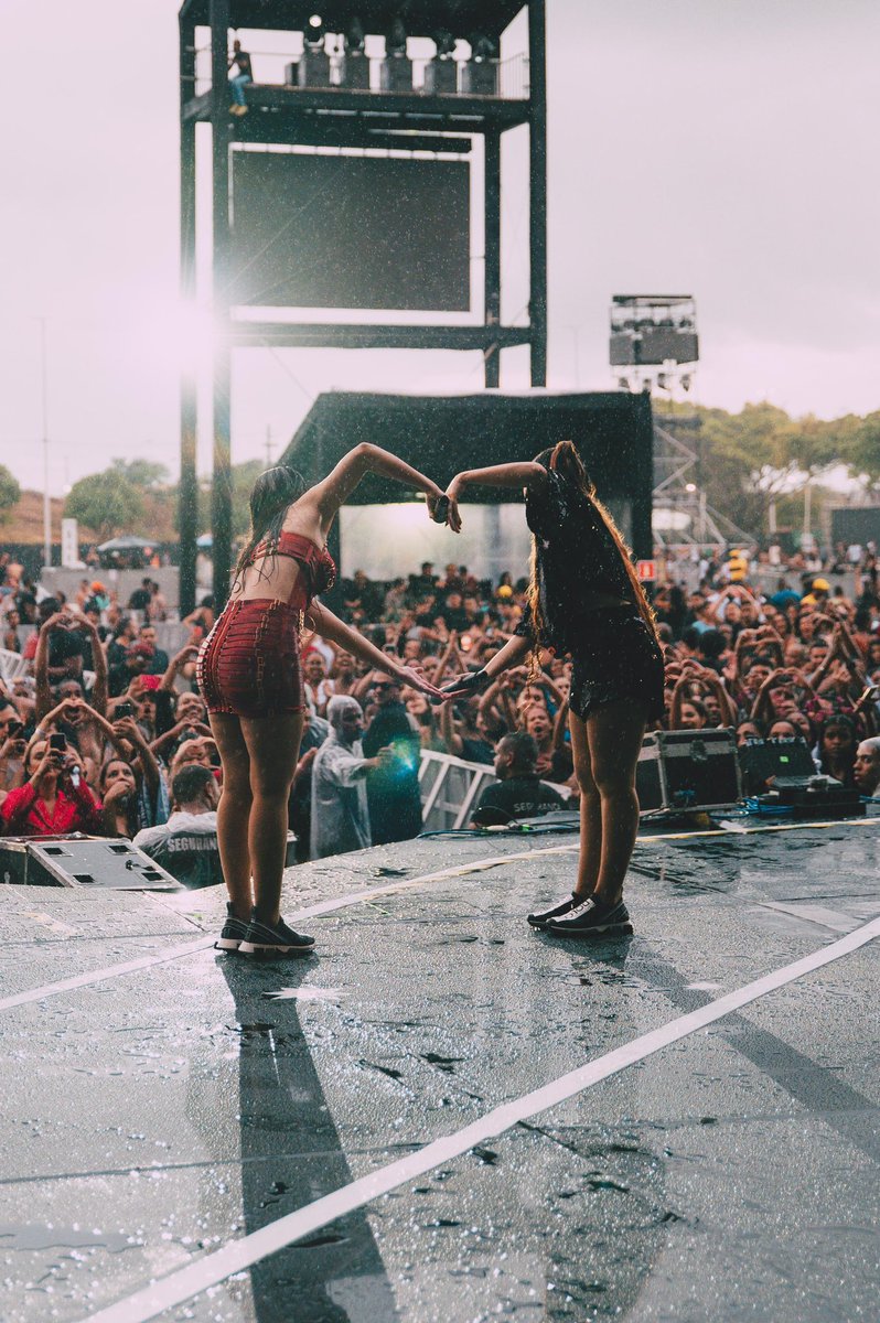 Maraisa's tweet photo. Obrigada, Salvador, por esse show maravilhoso! Nem a chuva conseguiu atrapalhar tanta animação dessa galera massa, e que energia boa, viu?! Foi sensacional, vocês são incríveis demais! Ah, como eu amo essa cidade linda!♥️🎶 https://t.co/BOe8UdV7pr