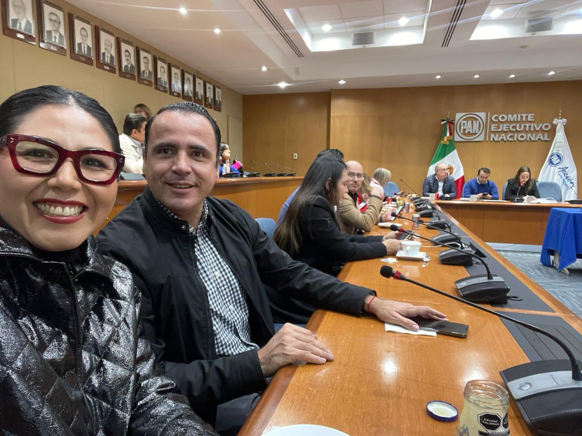 ¡Excelente tarde! Estamos en reunión de la #ComisiónPermanente de <a href="/AccionNacional/">Acción Nacional</a>, donde seguimos trabajando para que #CambiemosElRumbo. 🤞🇲🇽