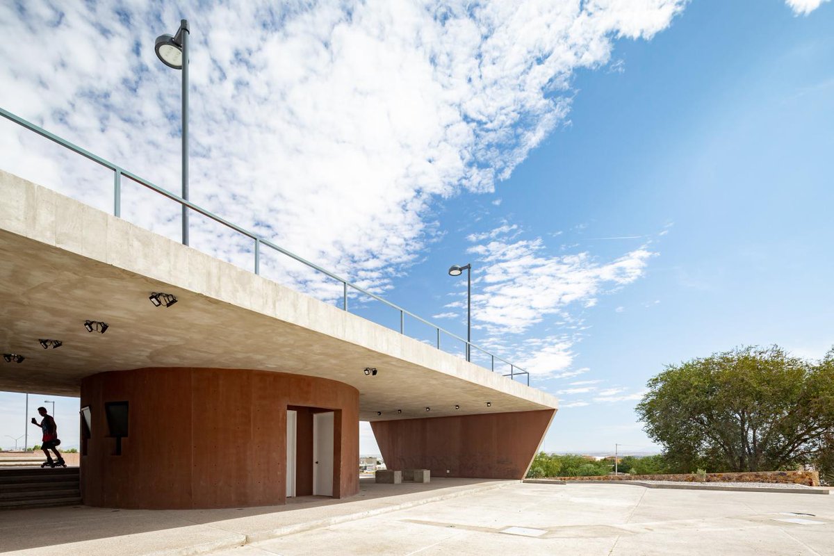 arqcommx's tweet photo. La Duna un ejemplo de arquitectura de skatepark en la frontera norte de México, que incluye una pista de patinaje, un edificio administrativo y aulas para talleres. https://t.co/deTpRbIZmg