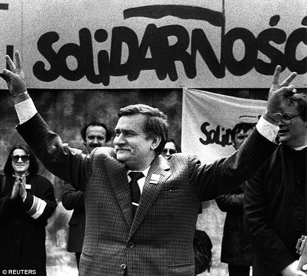 Bernie_TheDog's tweet image. Trzymam kciuki za powrót do zdrowia na czas i ślę same dobre myśli dla @presidentwalesa. 
Ile palców potrzeba, aby pokazać słynny znak zwycięstwa? #Dwa✌️