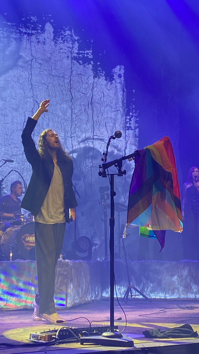 cuoreintero's tweet image. This is just me being cringe on main as always but if you would have told 2018 me that she would have seen Hozier TWICE and abroad in the span of 5 months she would have probably died on spot idk. 
I’m just in awe, so overwhelmed, sorry gonna cry