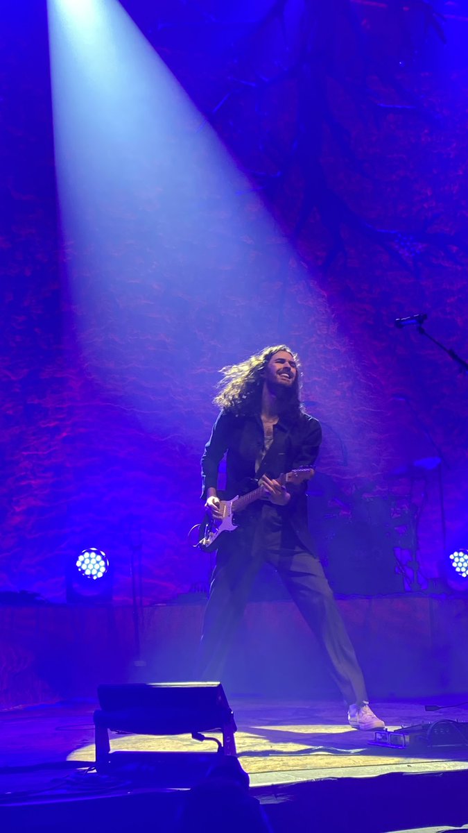 cuoreintero's tweet image. This is just me being cringe on main as always but if you would have told 2018 me that she would have seen Hozier TWICE and abroad in the span of 5 months she would have probably died on spot idk. 
I’m just in awe, so overwhelmed, sorry gonna cry