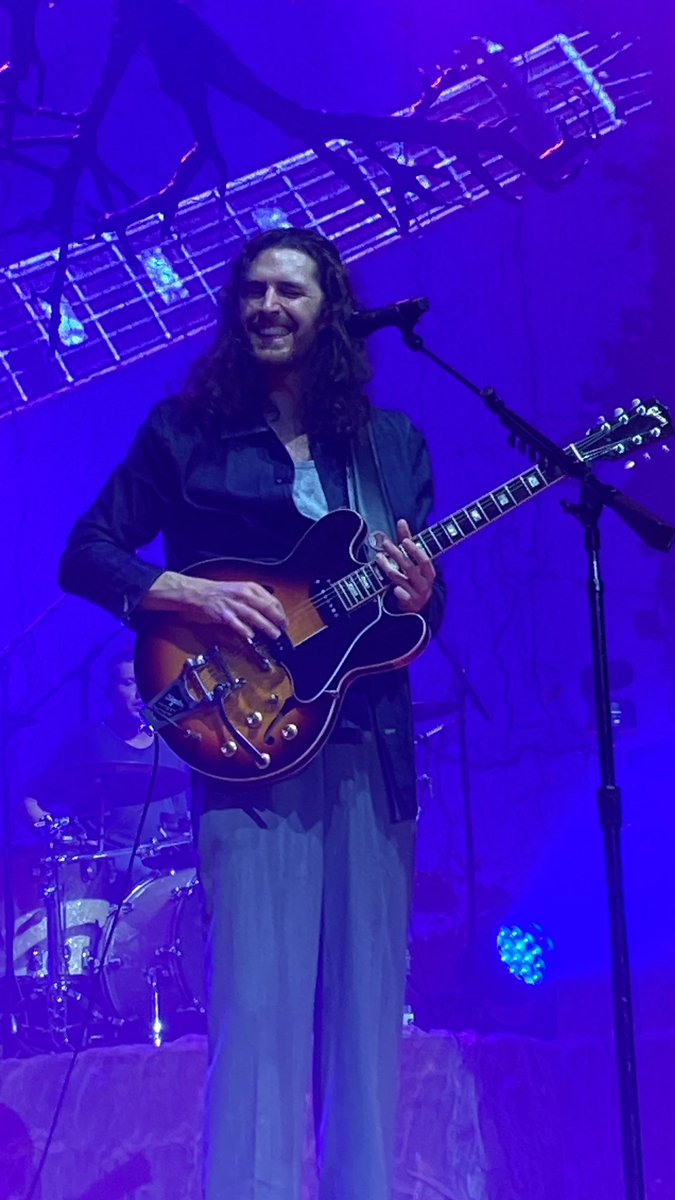 cuoreintero's tweet image. This is just me being cringe on main as always but if you would have told 2018 me that she would have seen Hozier TWICE and abroad in the span of 5 months she would have probably died on spot idk. 
I’m just in awe, so overwhelmed, sorry gonna cry