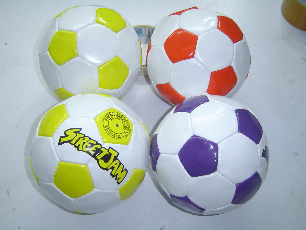 TechnoSports's tweet photo. We are producing custom-designed Mini Skills Balls (Footballs - Soccer Balls). Size No.1 Circ. 50-52cm and Weight 125 - 135g. Made of PVC synthetic leather and fitted with top grade Natural latex bladder.

MOQ.: 100pcs
Turnaround Time: 12 days
Get latest price!

#MiniFootball https://t.co/VpAhQ1Y3Yh