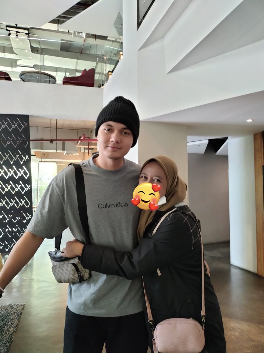 ratihfuzi's tweet photo. @esgrimmmm Dipeluk kek gini kan mingrim maksudnya? 🤭😂 https://t.co/nTOp477YwJ