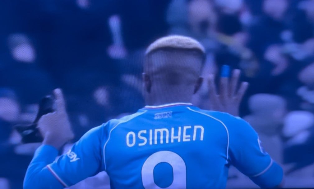 DanieleBibo's tweet photo. Osimhen va dai tifosi bianconeri per ricordare quanti scudetti ha vinto #Padoin e quanti il #Napoli negli ultimi 30 anni. 
Mentalità pazzesca. #JuveNapoli https://t.co/AeUQwlzECU