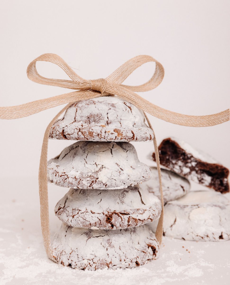 chipcookiesco's tweet photo. all i want for christmas is chip cookies! 🍪🎅🏼
the snowball chip will roll away this weekend so stop in TODAY to get your holiday #chipfix! https://t.co/WjdW1z5rSq