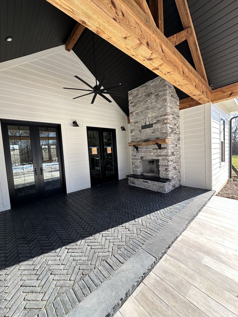 PrecisionOut's tweet photo. #BeforeAndAfter 
Love when we get to just knock it OUT! Love getting to remodel fireplaces! How’d we do?

#Fireplace #outdoorfireplace #outdoorliving https://t.co/k02mVOzgEC