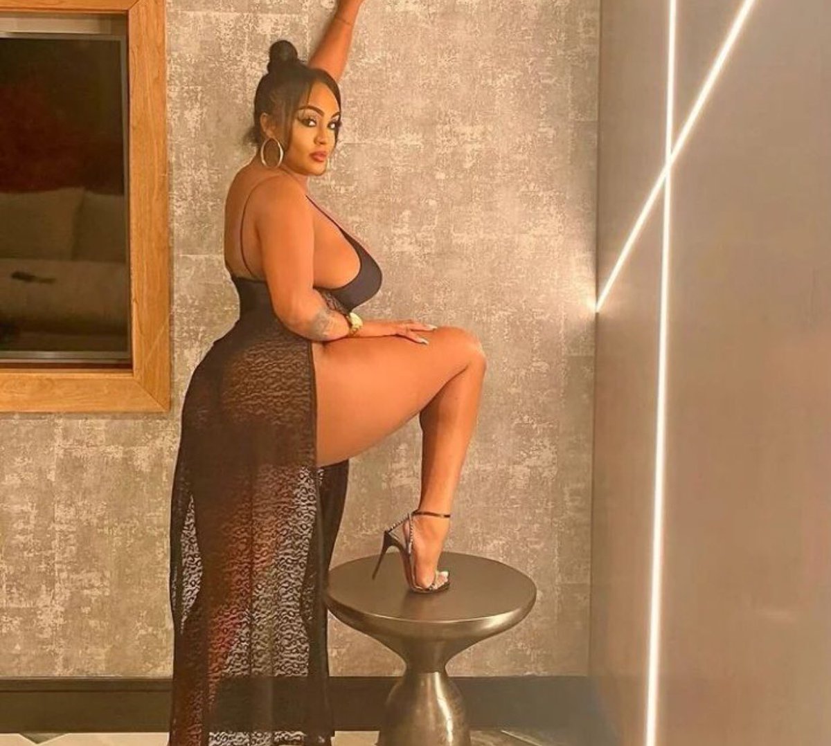 ekpenbomber's tweet photo. Sexy🍑🍑😊😊 https://t.co/YL3E40yif1