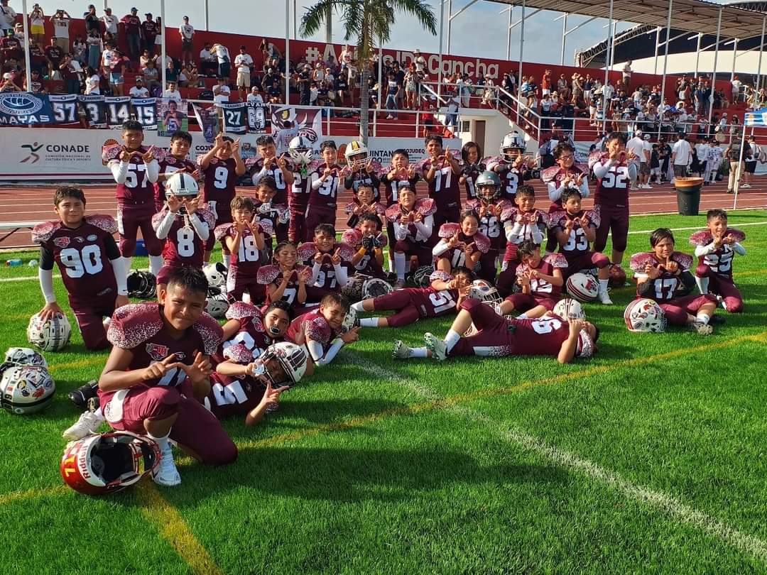 macias_coach's tweet photo. La 2da W del día de mis buhos azcapotzalco 13-0 Selección OFASE en el nacional U10 #mayas #redskins #comanches #ozesnos #dragones #perrosnegros @DimeComoSea @Senteins @Tercer_Cuarto 🦉🏈🏈🦉 https://t.co/5QSiueRPkJ