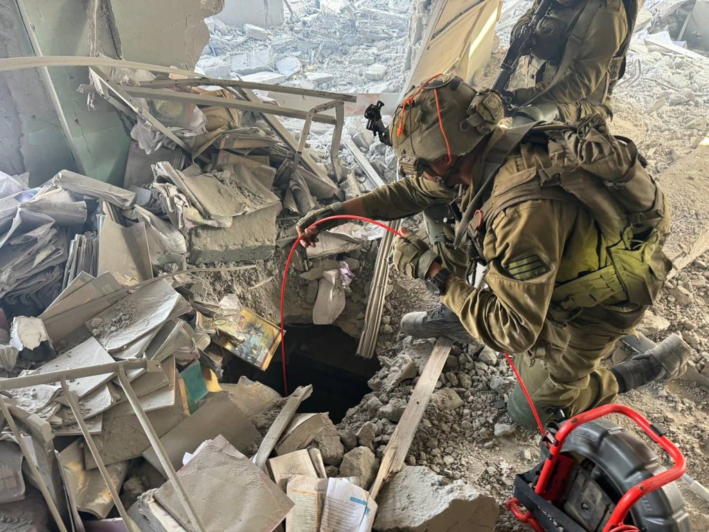 🔴 Hamas tunnel shaft uncovered INSIDE a classroom that leads to a mosque in the heart of Shuja'iyya. Hamas’ abuse of schools has turned children’s safe havens into terrorist hideouts.