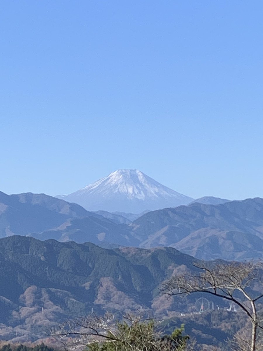 NaoyaAkai's tweet photo. 京王の高尾山口駅降りると荻窪あたりとは体感的には数度違うかなって身が引き締まる感じの今朝の高尾山⛰️ 昼間は気温が上がって過ごしやすいとの予報ですが、朝はやっぱ寒いです🥶　
でも今日の富士山綺麗で感激💕　寒さも吹っ飛ぶよー⛰️

#高尾山
#富士山 https://t.co/IpFDZHZBFH