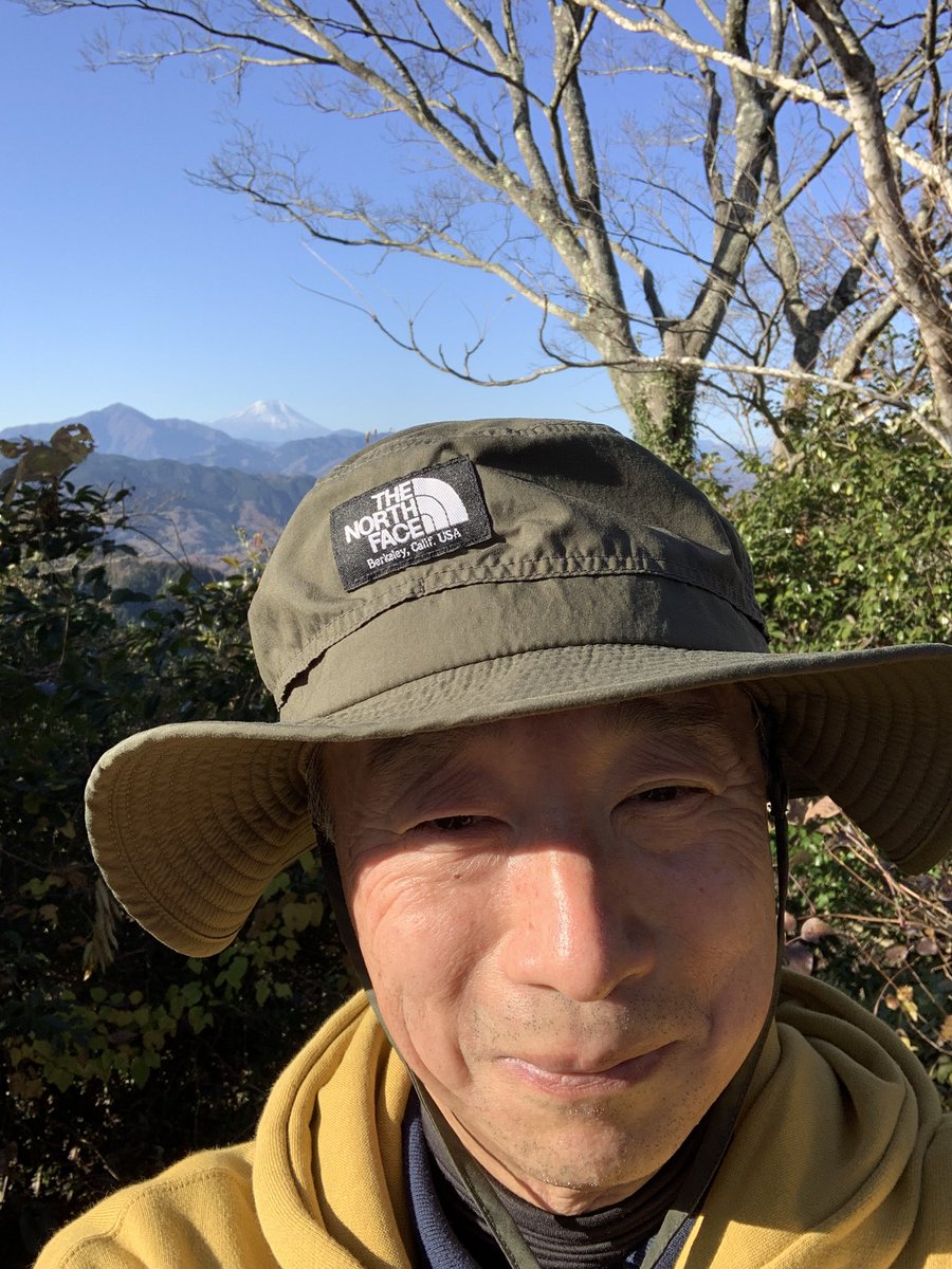 NaoyaAkai's tweet photo. 京王の高尾山口駅降りると荻窪あたりとは体感的には数度違うかなって身が引き締まる感じの今朝の高尾山⛰️ 昼間は気温が上がって過ごしやすいとの予報ですが、朝はやっぱ寒いです🥶　
でも今日の富士山綺麗で感激💕　寒さも吹っ飛ぶよー⛰️

#高尾山
#富士山 https://t.co/IpFDZHZBFH