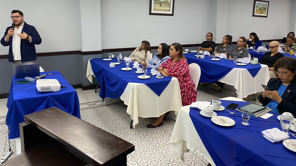 pdtecamarasal's tweet photo. Amigos, con gran satisfacción, concluimos una semana llena de eventos y acuerdos que fortalecen el progreso diario de nuestros empresarios, contribuyendo al crecimiento económico de #ElSalvador.

Les cuento a detalle en #CamarasalEnAcción https://t.co/I1KwFv2m4o