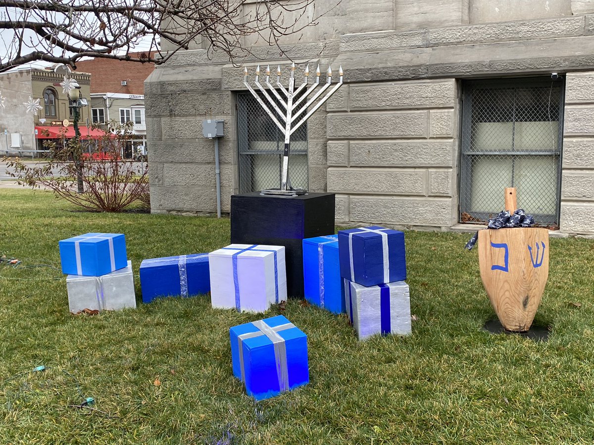 msmolly27's tweet photo. My first entry for this season’s #RunChatHunt are #HanukkahDecorations on this second night of Hanukkah. https://t.co/vOx12PfDao