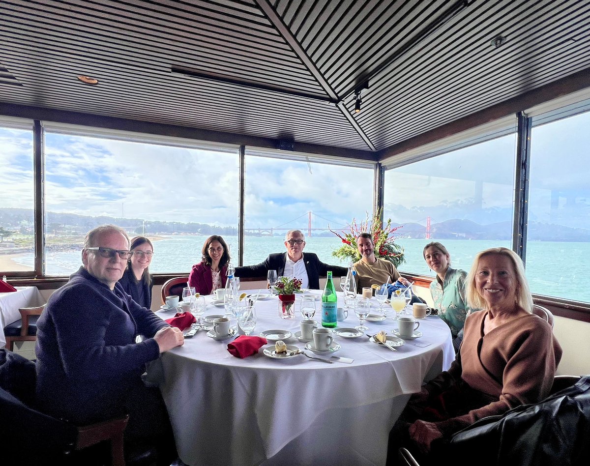 🇩🇪media/correspondents in the Bay Area/Silicon Valley explain to and help 🇩🇪audiences understand what goes on in this “global” region. Great gathering at @StFYC - to look back on 2023 & forward to all that might come. @chrdr @BarbaraMunker @StephanScheuer Ana Radic