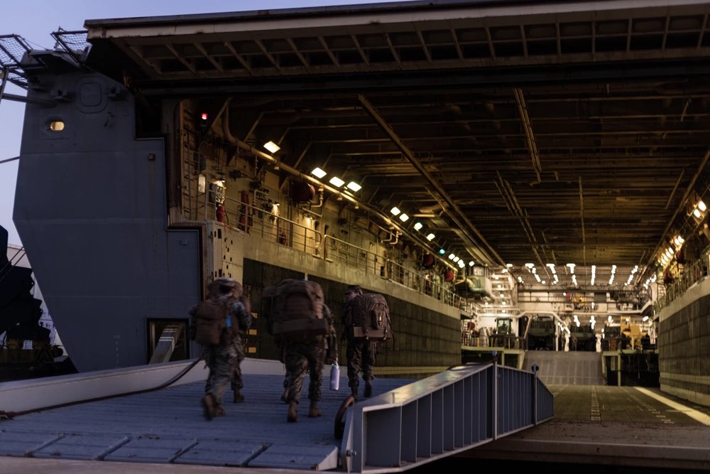The24MEU's tweet photo. Stingers Up π
The #24meu embarked the Wasp Amphibious Ready Group during Amphibious Squadron, MEU Integration (#PMINT), where they are tested across operational capabilities and projected operating environments through simulated and live events.
#ARGMEU #ReadyToLand https://t.co/Zowh1oXkdp