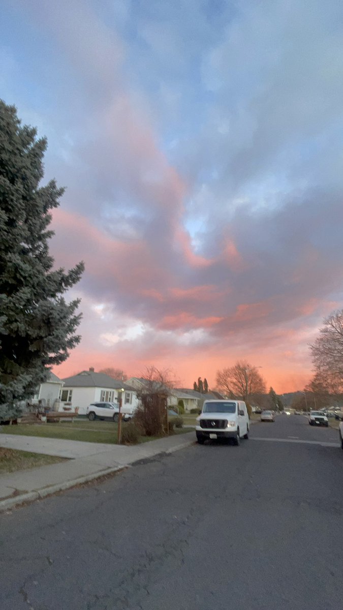 Renajenjen1364's tweet photo. #thingsofbeauty #photograghy  #sunset #pinksky #spokanewa #lookup https://t.co/npWbRUEg4u