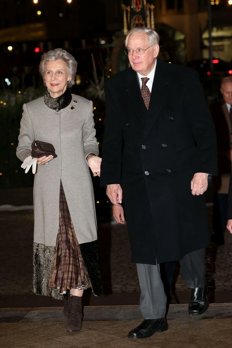 RobinLynnKing2's tweet photo. More Royal Family #ChristmasCarolConcert & their Jewels #PrincessOfWales
#DukeandDuchessOfGloucester attend the Together At Christmas service #PrinceMichaelOfKent and daughter #LadyGabriellaKingston https://t.co/St0O3goSKM