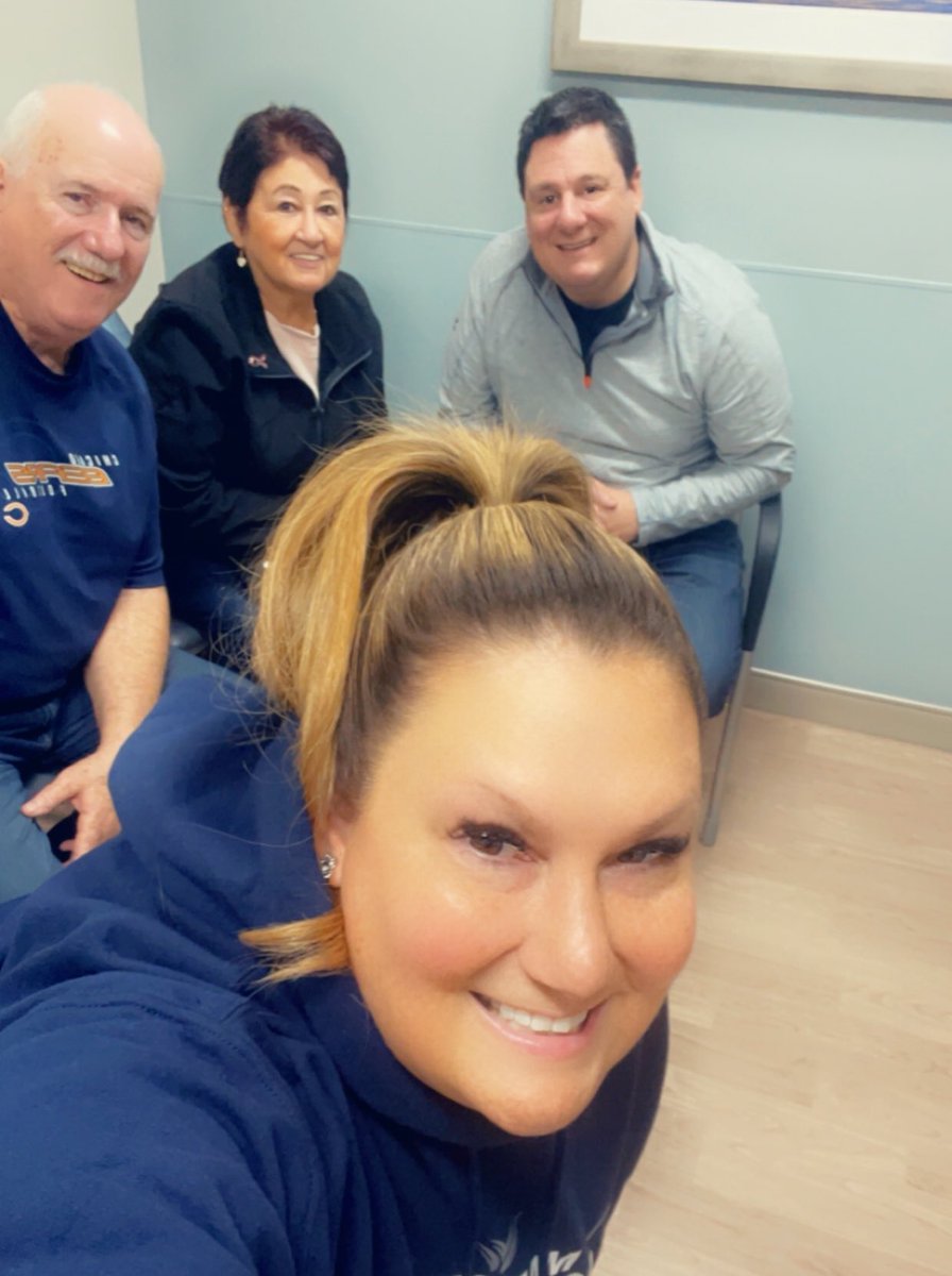 KatieLyman4's tweet image. Round 17- had my whole crew with me!  “You can be a victim of cancer, or a survivor of cancer. It's a mindset.” — Dave Pelzer 💪🏼🎀🥊 #PositivePrincipal #MetastaticBreastCancer #SouthSideStrong #FighterAndSurvivor #NorthwesternCancerCenter