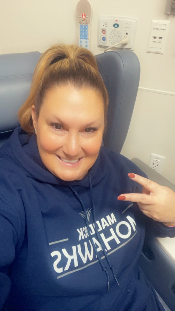 KatieLyman4's tweet image. Round 17- had my whole crew with me!  “You can be a victim of cancer, or a survivor of cancer. It's a mindset.” — Dave Pelzer 💪🏼🎀🥊 #PositivePrincipal #MetastaticBreastCancer #SouthSideStrong #FighterAndSurvivor #NorthwesternCancerCenter