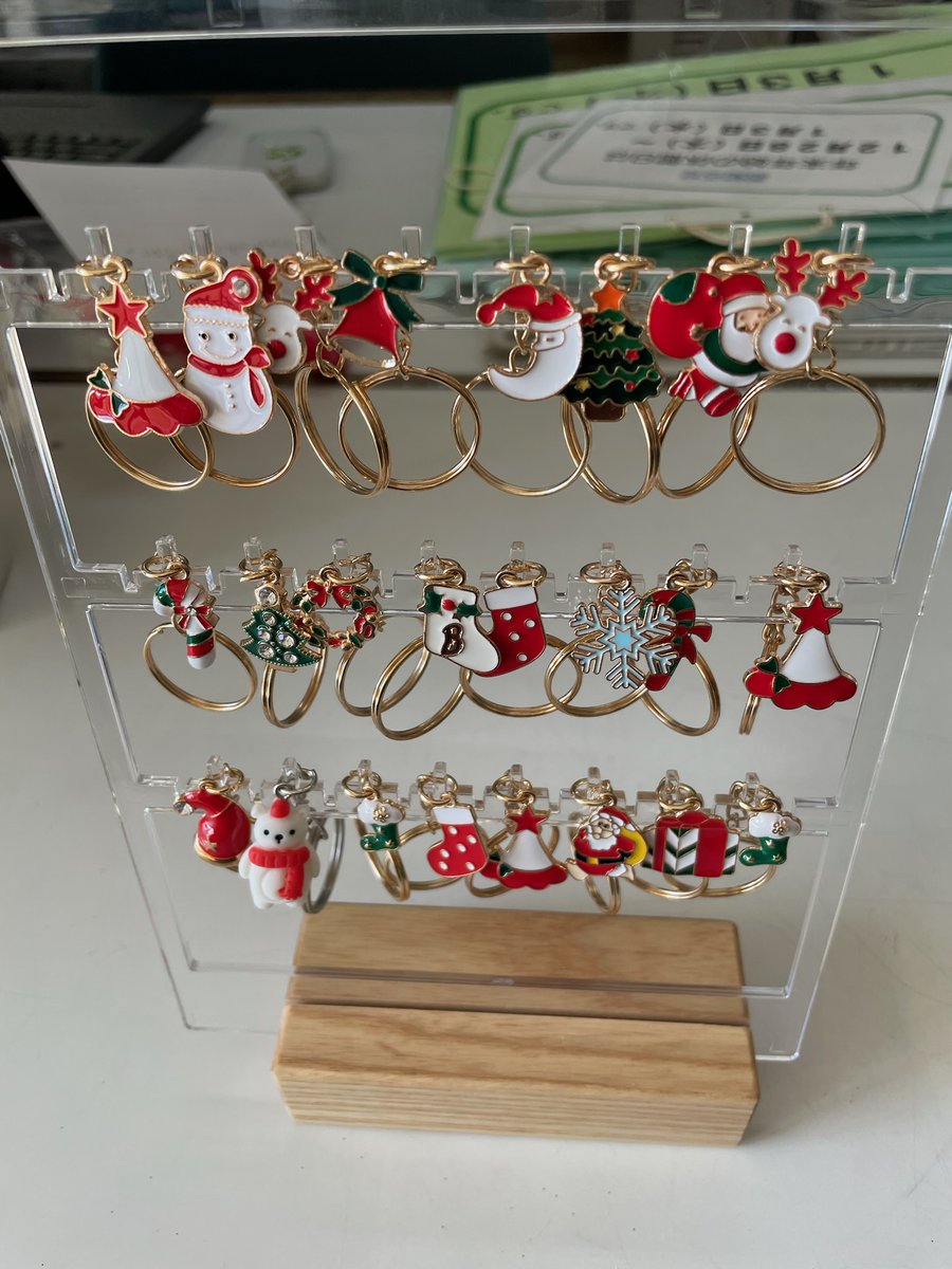 本日、クリスマスのキーワードを開催中。館内に貼ってあるキーワードを並び替えて、クリスマスにちなんだことばを書いて受付まで持ってくると、クリスマスのキーホルダーかボールペンをプレゼントします。（大人の方はクリスマスカードかマスクチャーム）