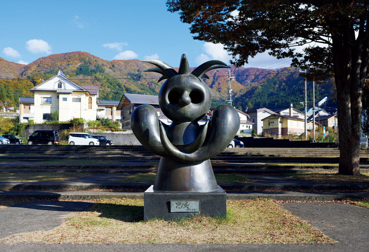 野沢温泉で、岡本太郎と出会う！ 生前、祭りやスキー、人々の温かさで