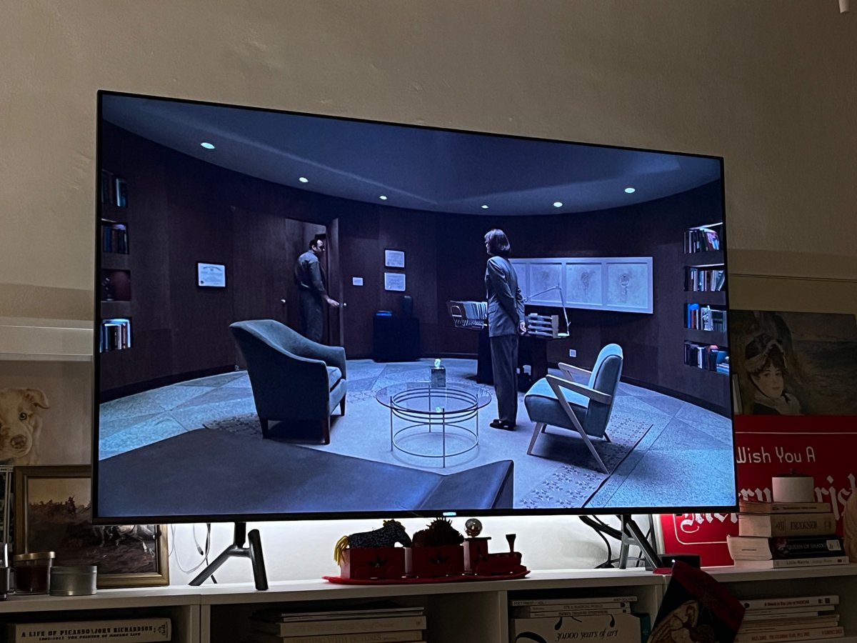 _llegs_'s tweet image. If this is how my therapist’s office was lit I’d have to go on Prozac too