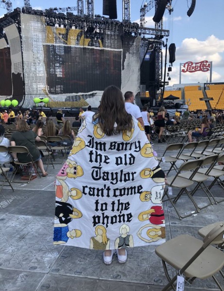 pghSwiftie's tweet photo. rep tour:                             eras tour: https://t.co/IKMrOteWhD