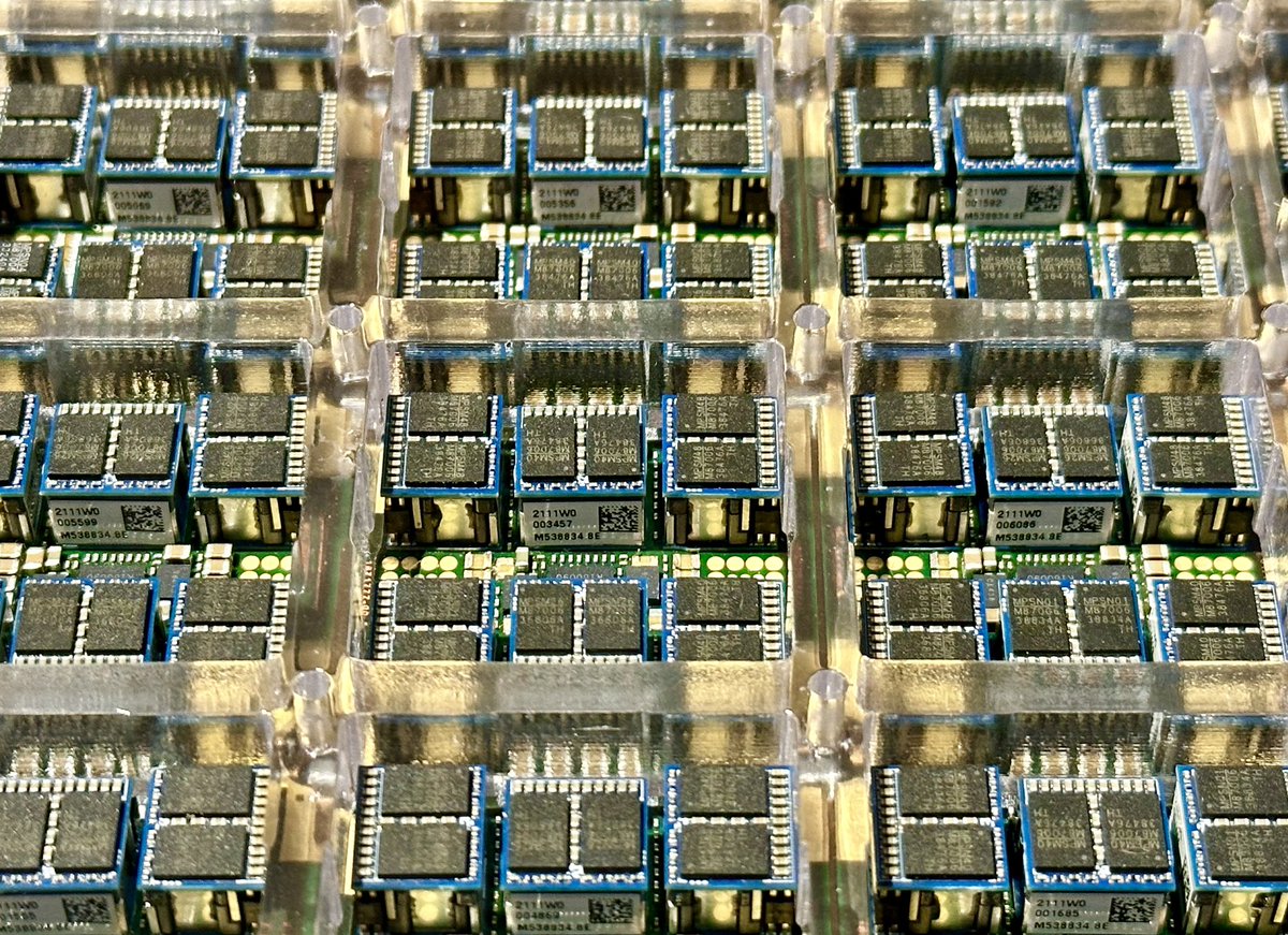 Tesla Dojo Supercomputer Tile — Smart and Beautiful  🤖 💕 

This one tile can do 9 quadrillion floating point calculations per second,  optimized for AI training.  I saw it up close today.

Each 15kW tile holds a 5x5 array of blocks, each with 12 D1 multi-chip-module stacks,