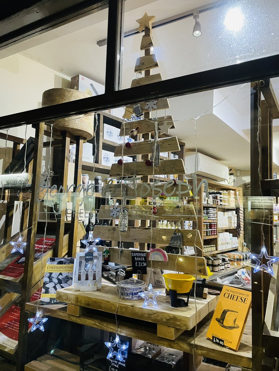 A festive cheese board Christmas Tree from @georgeandjoseph marking Day 8 of our Christmas Living Advent Calendar ❤️🧀#chapelallerton #community #christmas