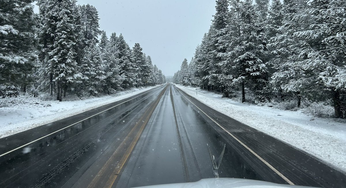 lubby530's tweet photo. Genuinely love winter driving in oregon given that I dont have to put chainz on. #US97 https://t.co/unPI5ineJ4